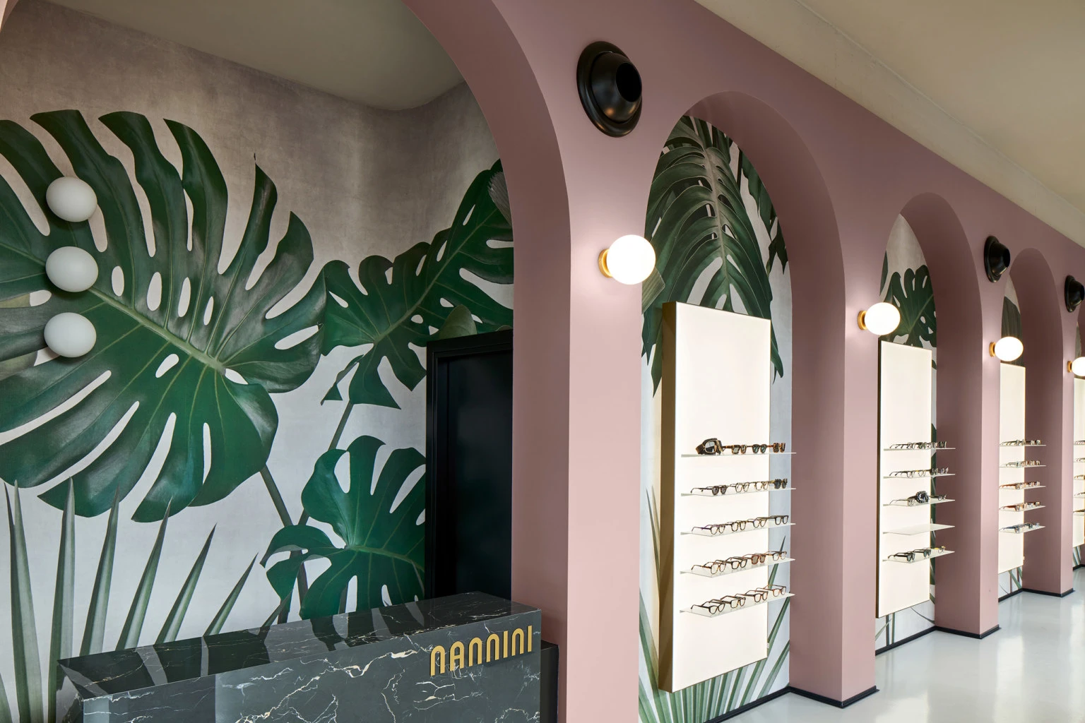 Emocjonalny design detaliczny: między komfortem a miejskością