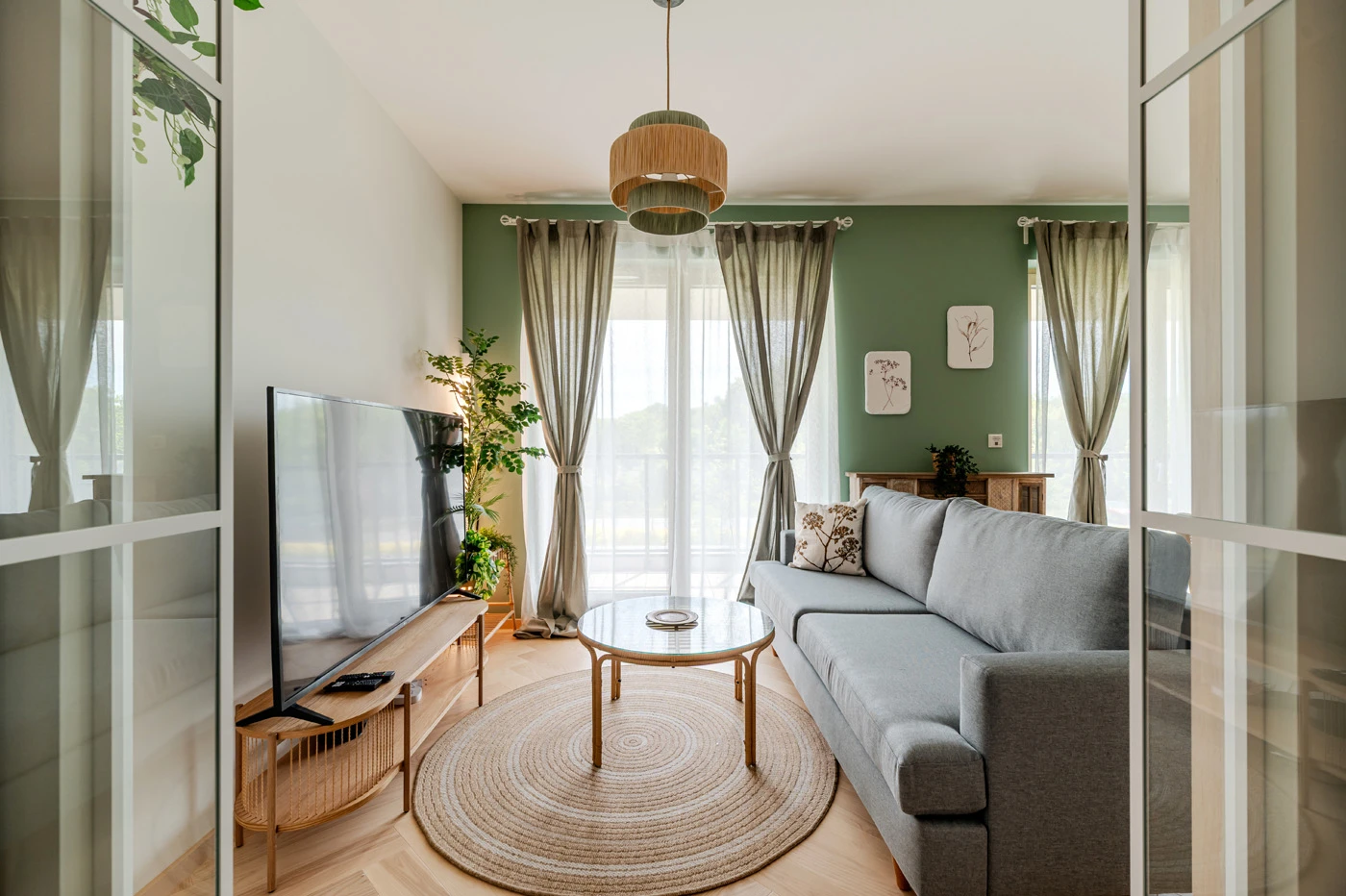 Kobiece wnętrze w stylu boho na warszawskiej Woli 