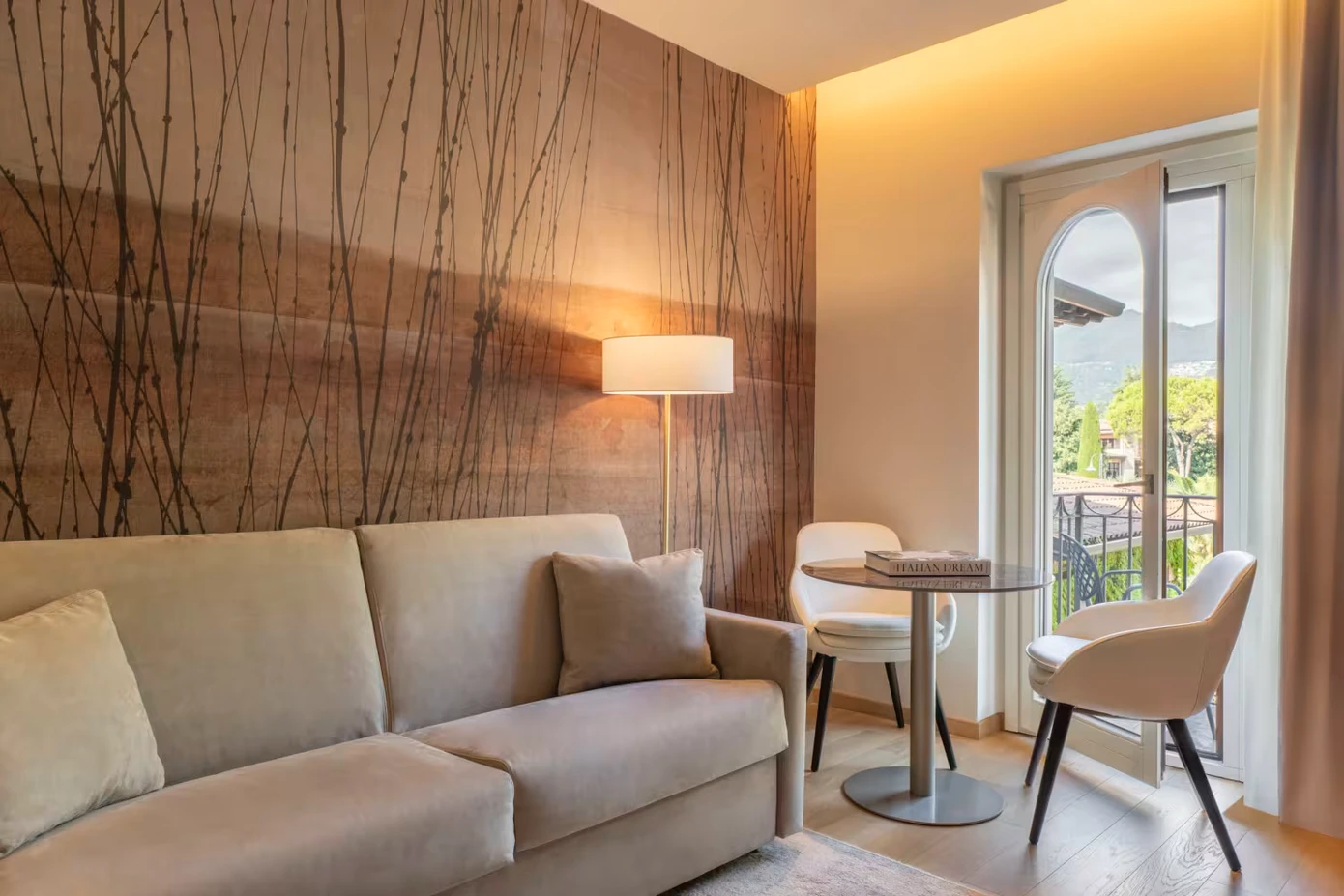 Butikowy hotel odbity w tafli Jeziora Garda z grafikami Glamora