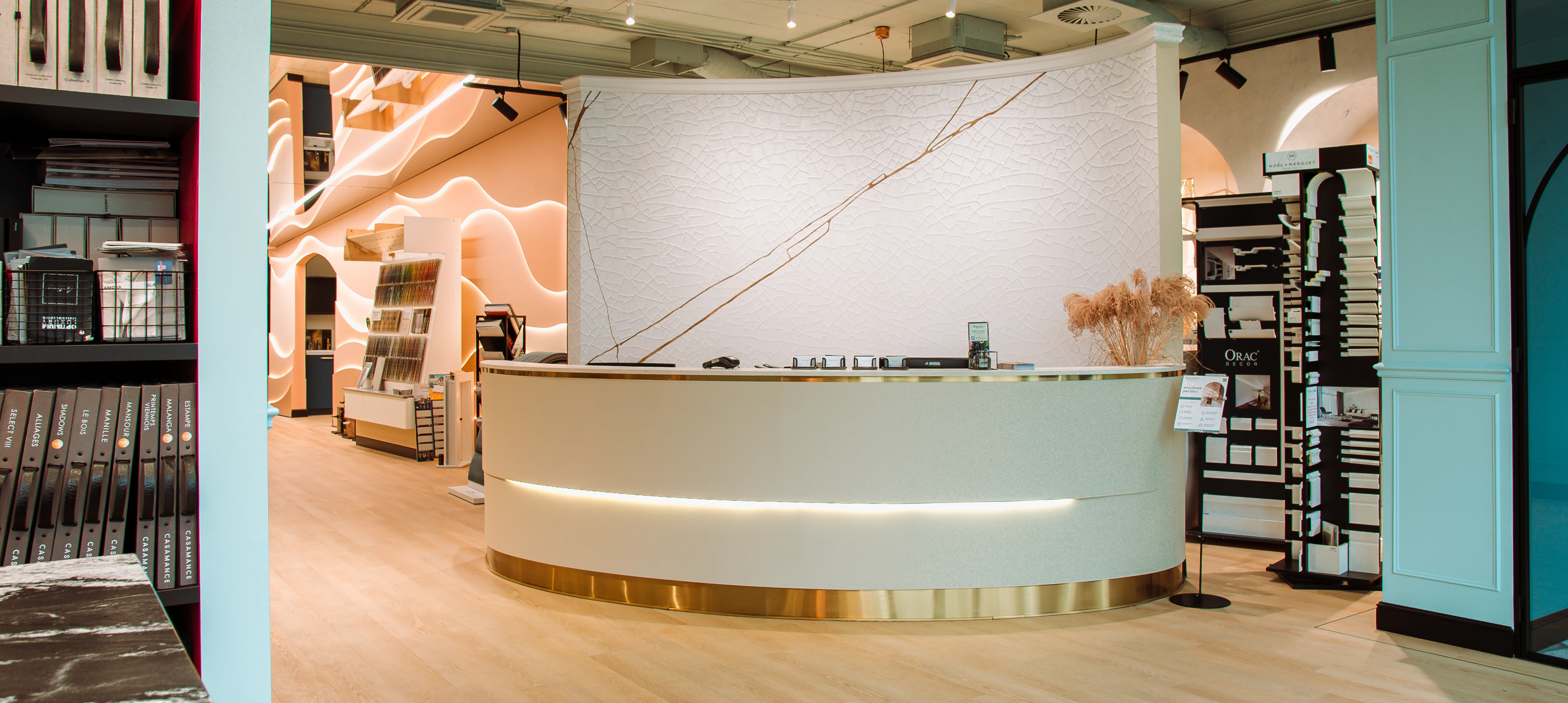 Zdjęcie przedstawia jeden z salonów